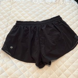 Black lululemon hotty hot shorts 2.5 inch